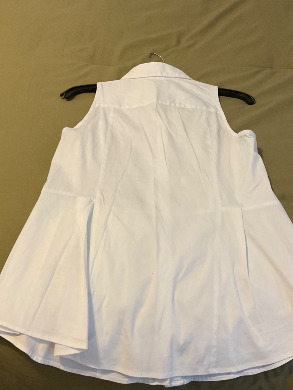Ladies size 10 WHBM sleeveless white blouse - Picture 2 of 5